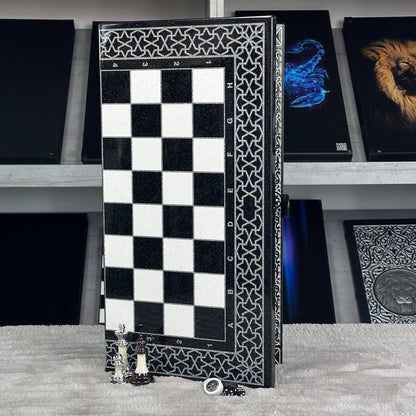 Jeu d'échecs et de backgammon en pierre acrylique noire de luxe « Lion » – Exclusif, original, personnalisable