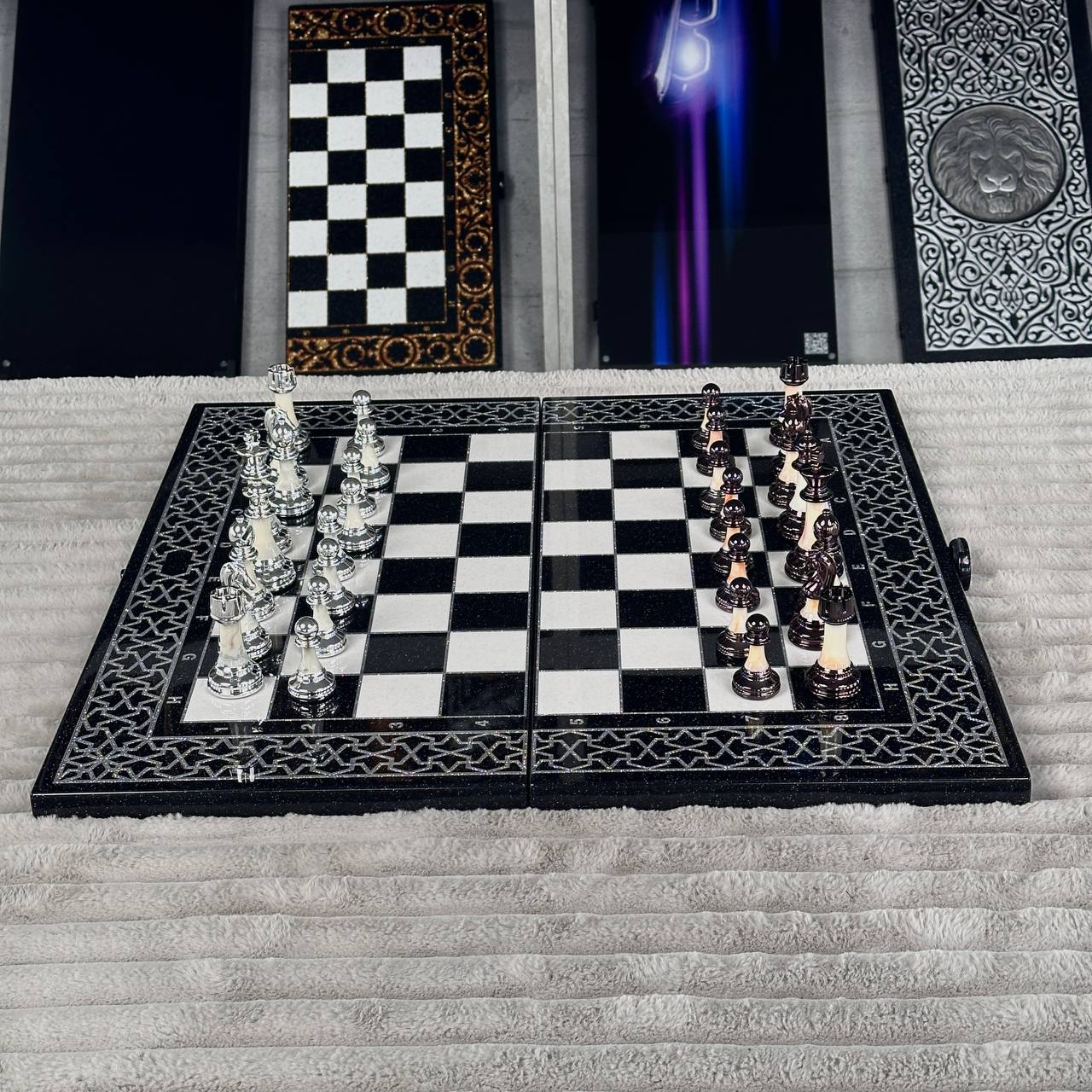 Jeu d'échecs et de backgammon en pierre acrylique noire de luxe « Lion » – Exclusif, original, personnalisable