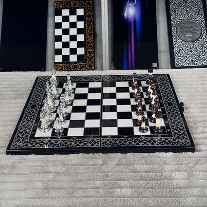 Jeu d'échecs et de backgammon en pierre acrylique noire de luxe « Lion » – Exclusif, original, personnalisable