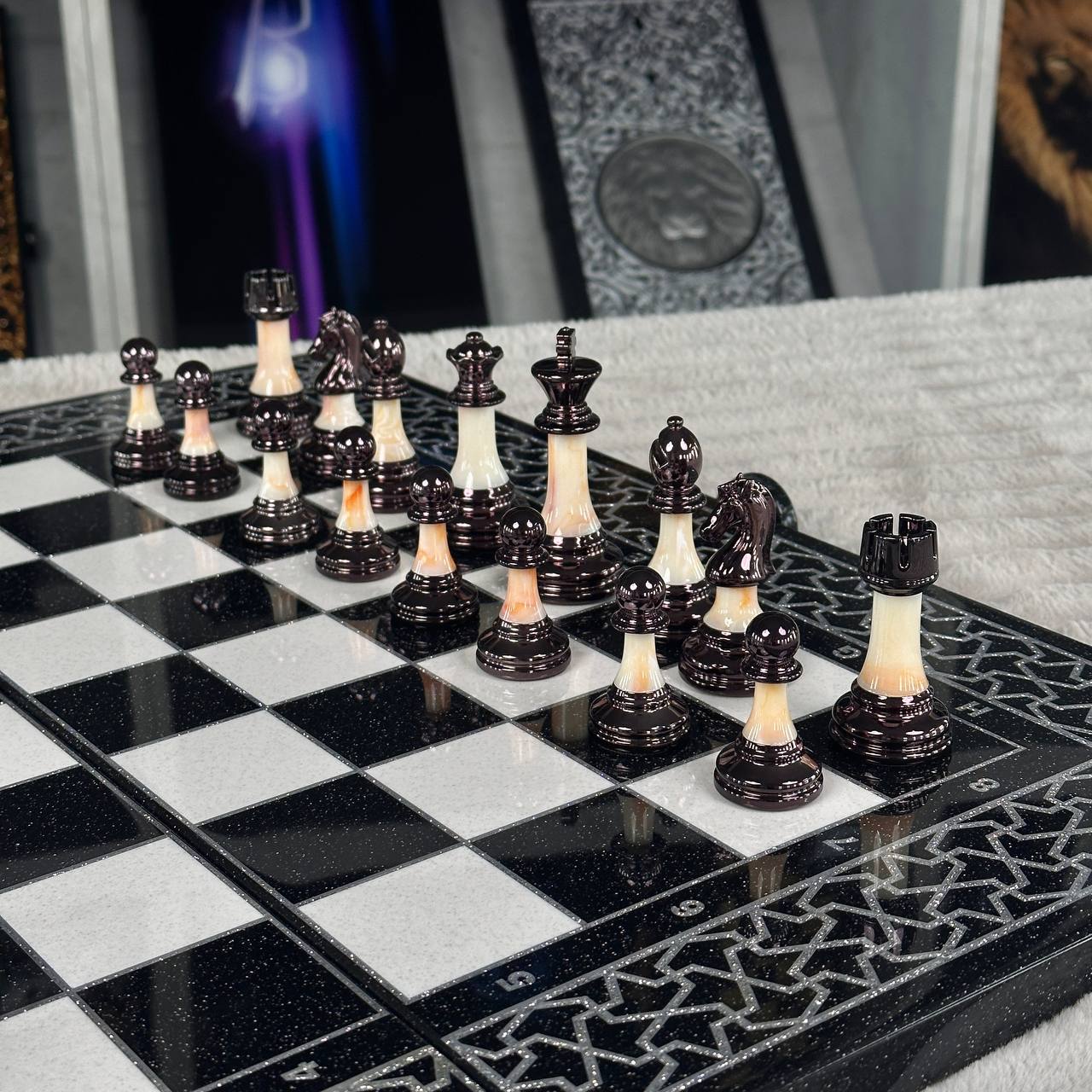 Jeu d'échecs et de backgammon en pierre acrylique noire de luxe « Lion » – Exclusif, original, personnalisable
