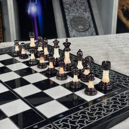 Jeu d'échecs et de backgammon en pierre acrylique noire de luxe « Lion » – Exclusif, original, personnalisable