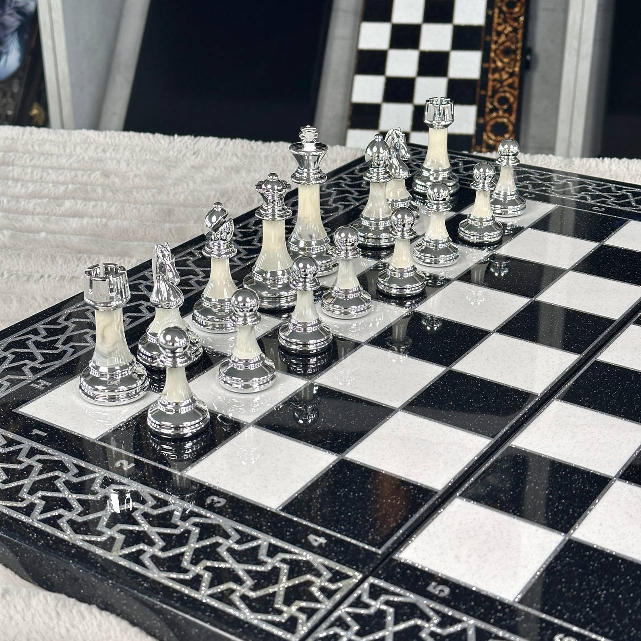 Jeu d'échecs et de backgammon en pierre acrylique noire de luxe « Lion » – Exclusif, original, personnalisable