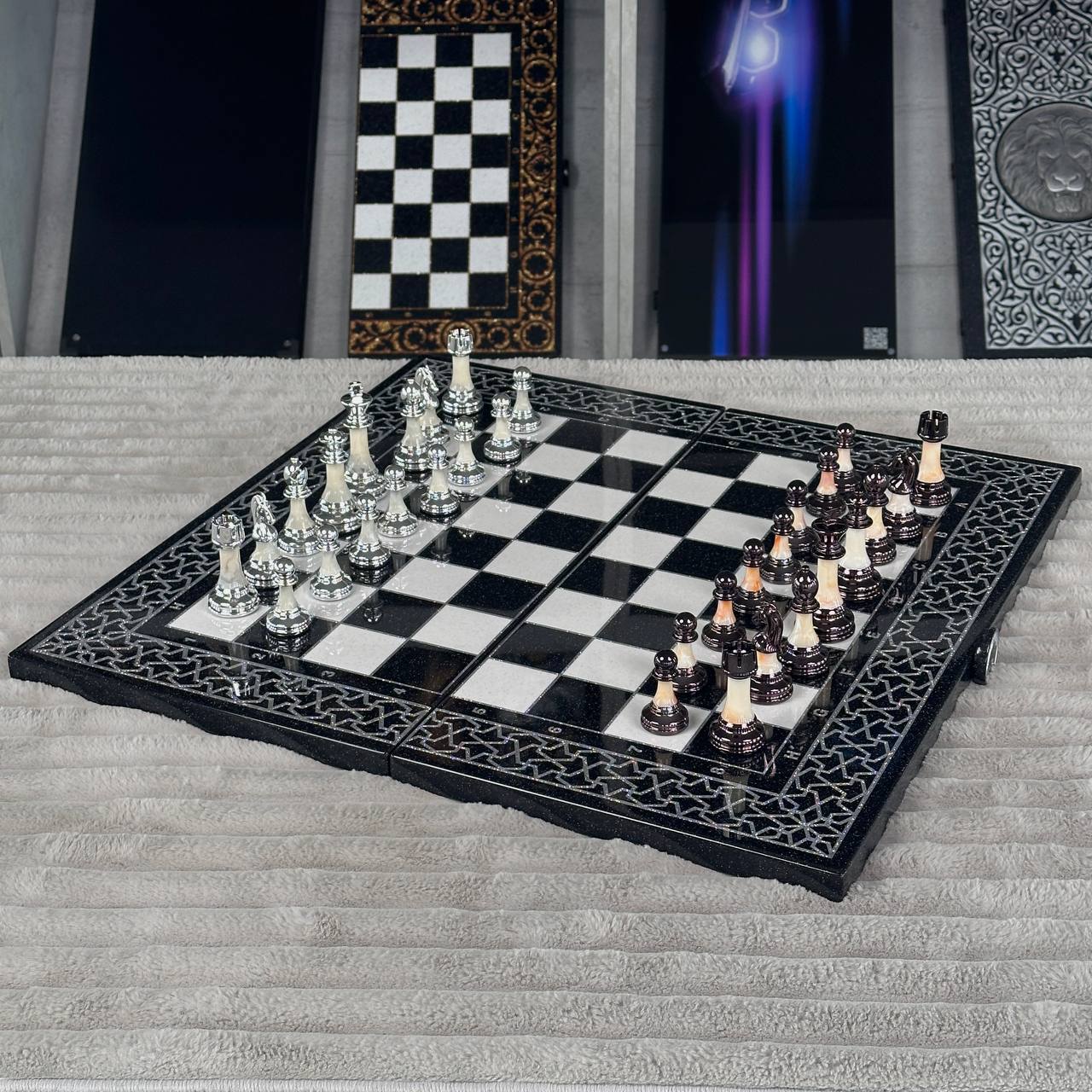 Jeu d'échecs et de backgammon en pierre acrylique noire de luxe « Lion » – Exclusif, original, personnalisable