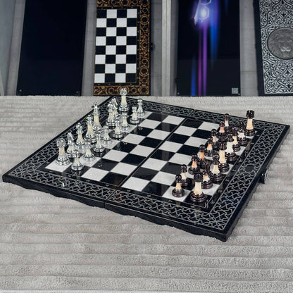 Jeu d'échecs et de backgammon en pierre acrylique noire de luxe « Lion » – Exclusif, original, personnalisable