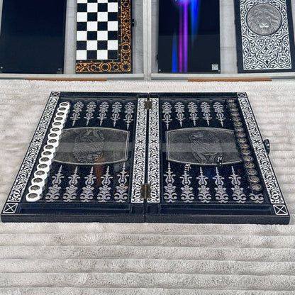 Jeu d'échecs et de backgammon en pierre acrylique noire de luxe « Lion » – Exclusif, original, personnalisable