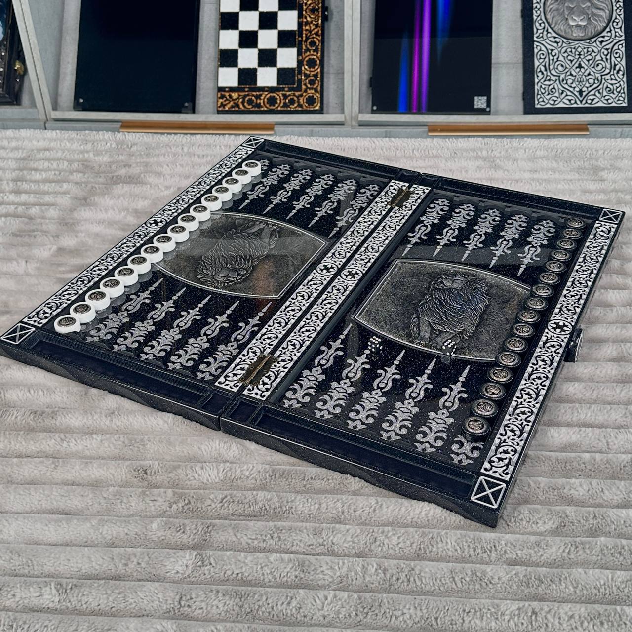 Jeu d'échecs et de backgammon en pierre acrylique noire de luxe « Lion » – Exclusif, original, personnalisable
