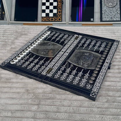 Jeu d'échecs et de backgammon en pierre acrylique noire de luxe « Lion » – Exclusif, original, personnalisable
