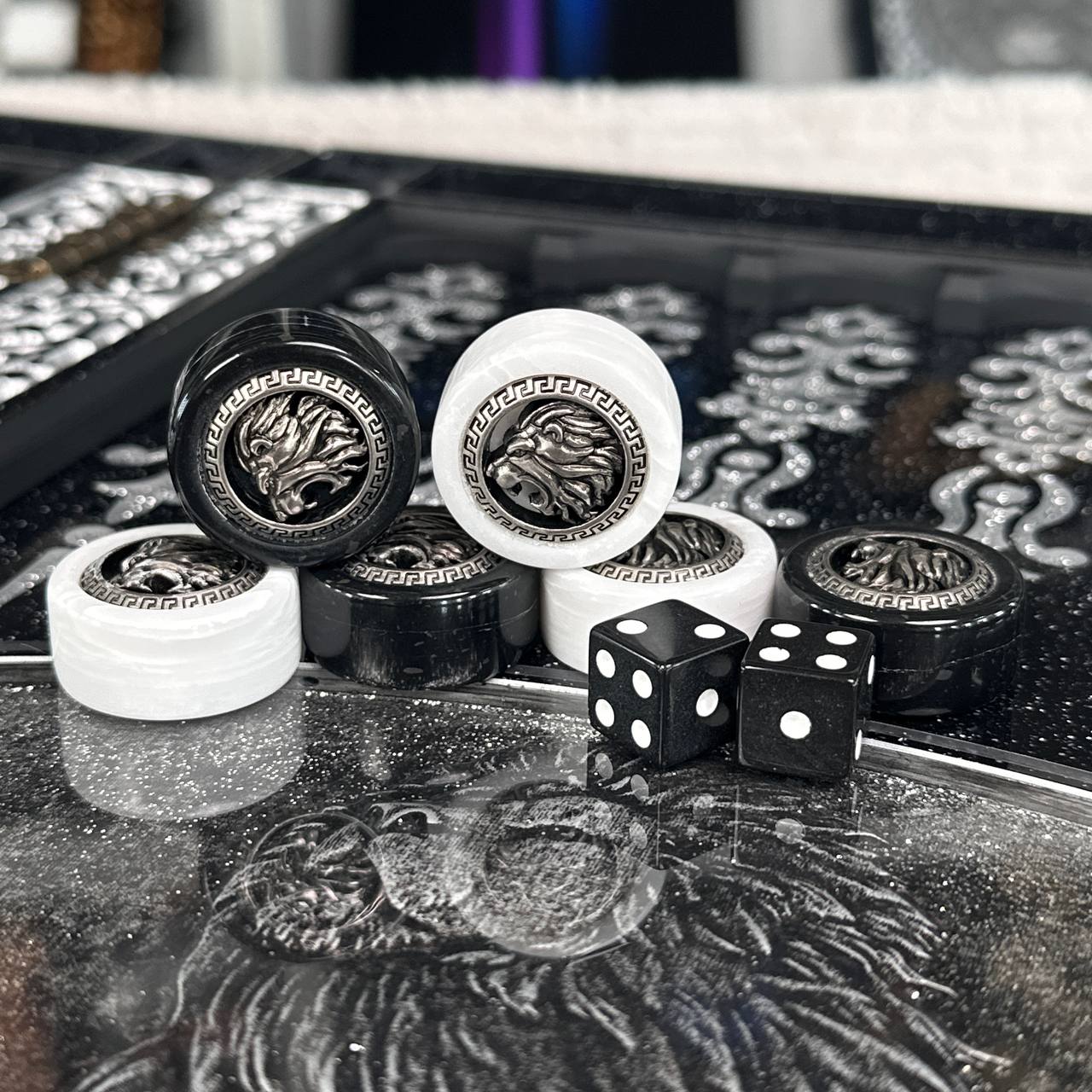 Jeu d'échecs et de backgammon en pierre acrylique noire de luxe « Lion » – Exclusif, original, personnalisable