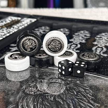 Jeu d'échecs et de backgammon en pierre acrylique noire de luxe « Lion » – Exclusif, original, personnalisable