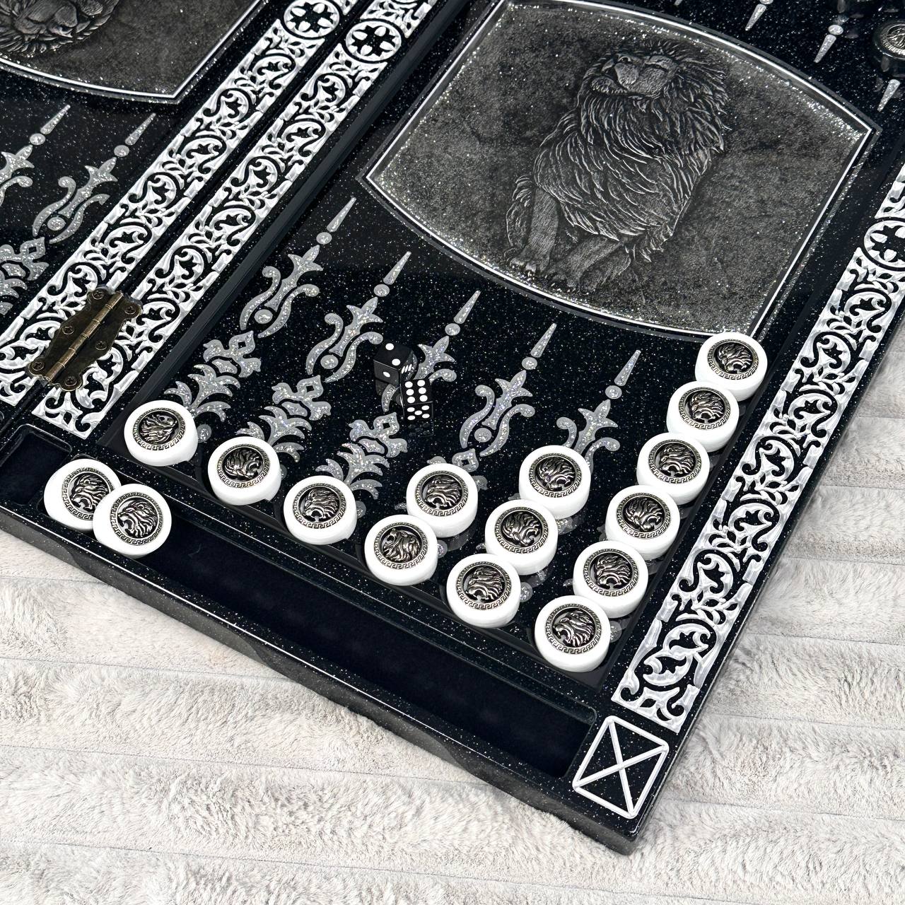 Jeu d'échecs et de backgammon en pierre acrylique noire de luxe « Lion » – Exclusif, original, personnalisable