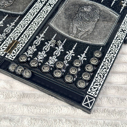 Jeu d'échecs et de backgammon en pierre acrylique noire de luxe « Lion » – Exclusif, original, personnalisable