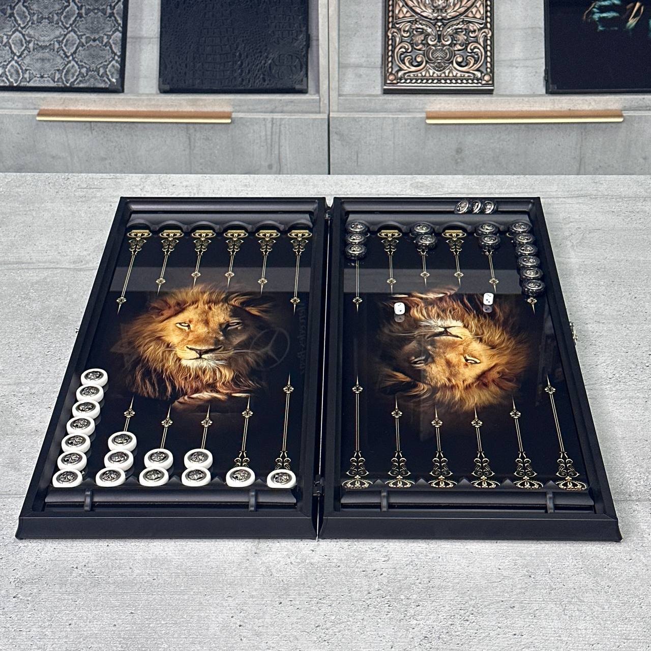 Handgefertigtes luxuriöses Backgammon-Set aus Glas, 61 x 27 cm. Individuell gestaltet, als Geschenk geeignet