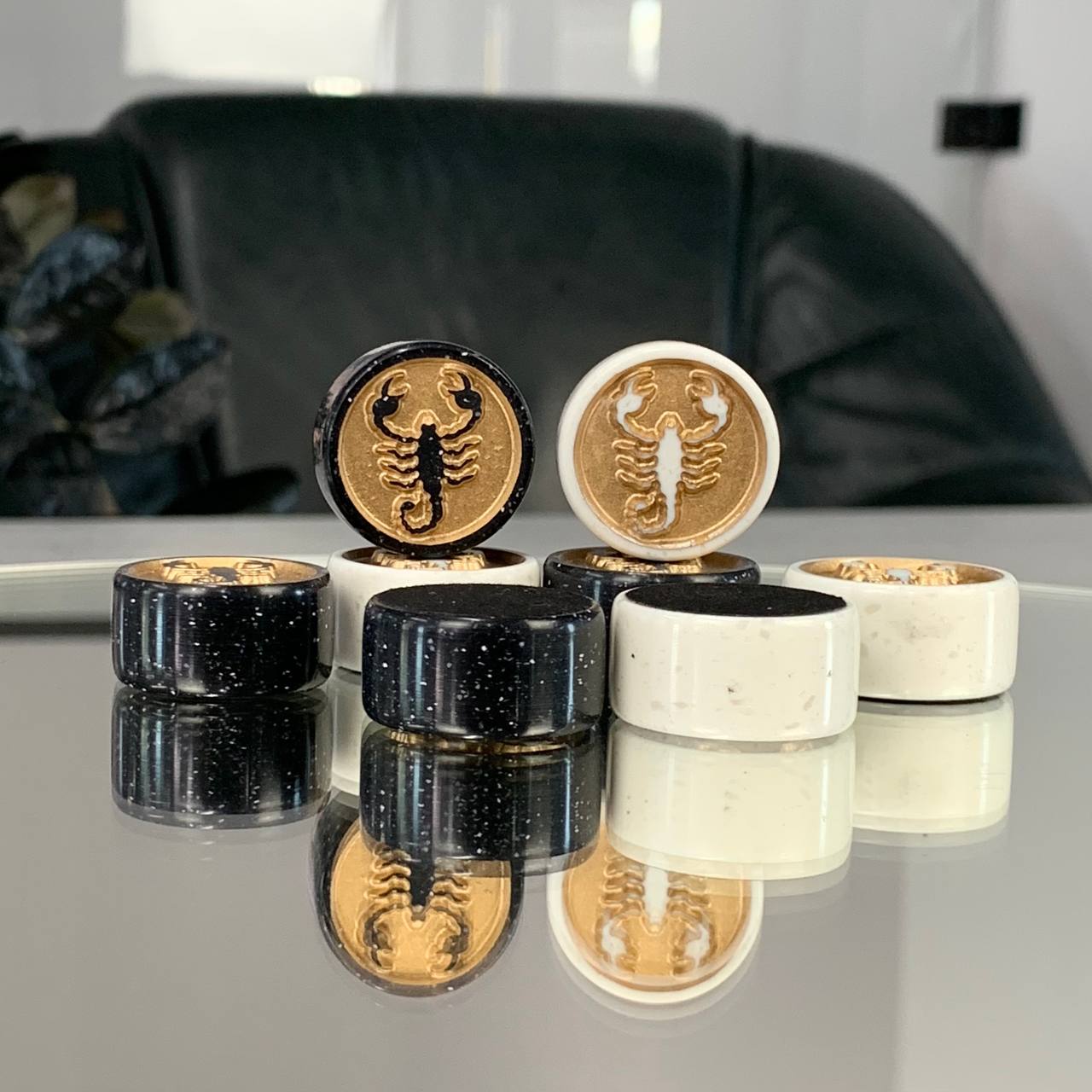 Jeu de dames en assortiment, 29 mm. Pour le jeu de backgammon et de dames. 
