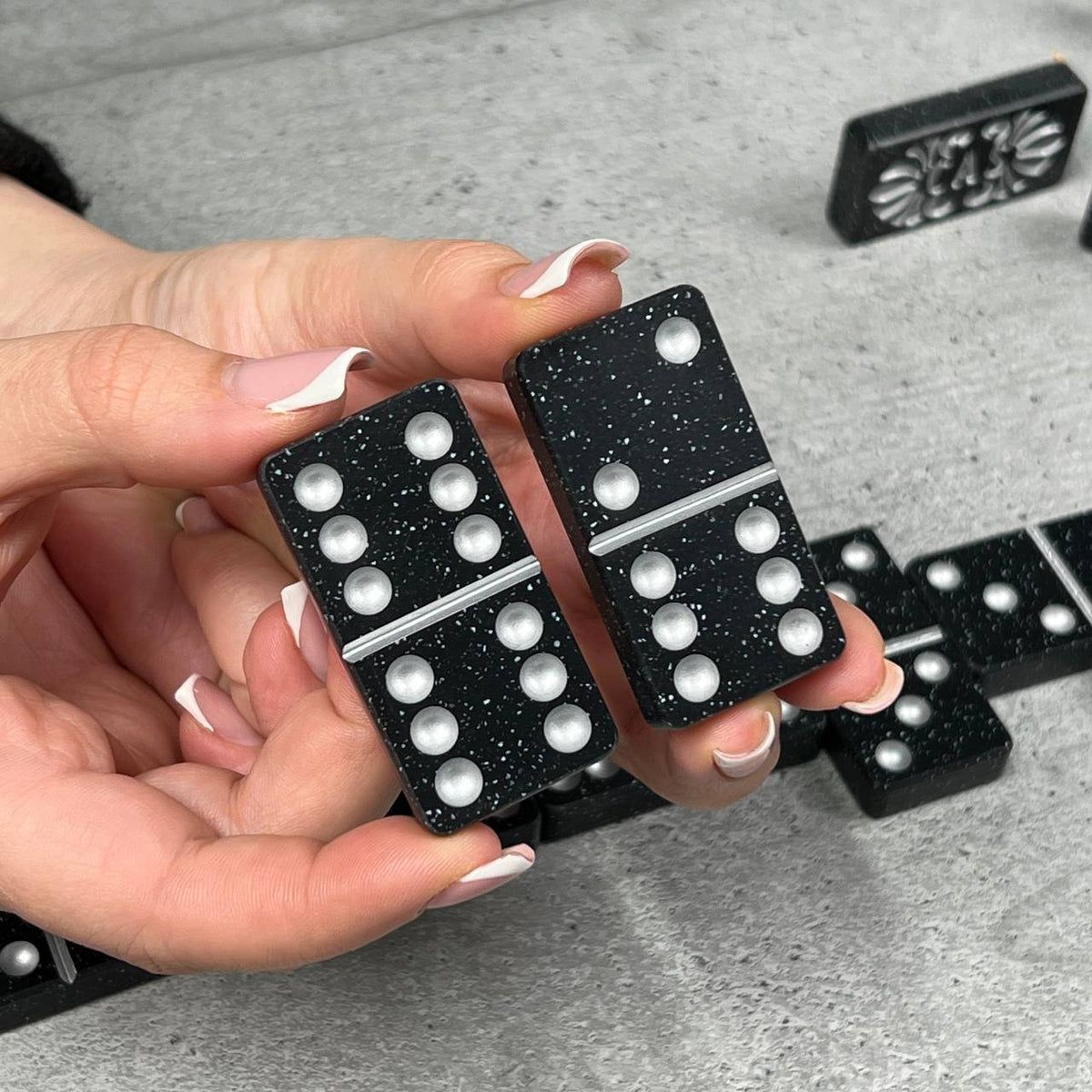 Domino-Set aus Stein, Art. 400030, in einer Aufbewahrungsbox aus Stein. Individuell gestaltet und als Geschenk geeignet.