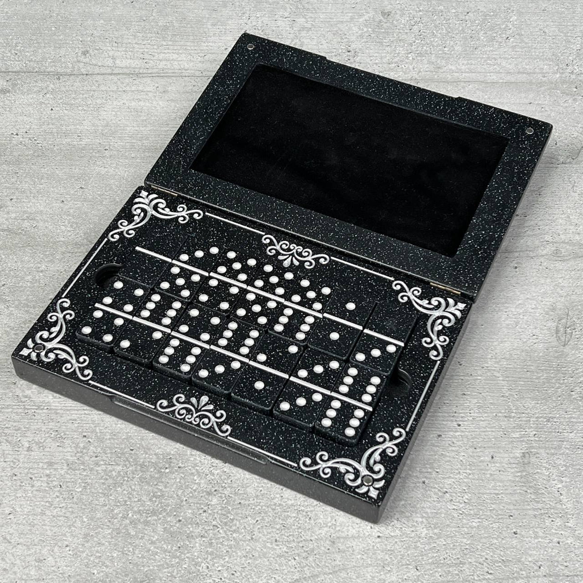 Domino-Set aus Stein, Art. 400030, in einer Aufbewahrungsbox aus Stein. Individuell gestaltet und als Geschenk geeignet.