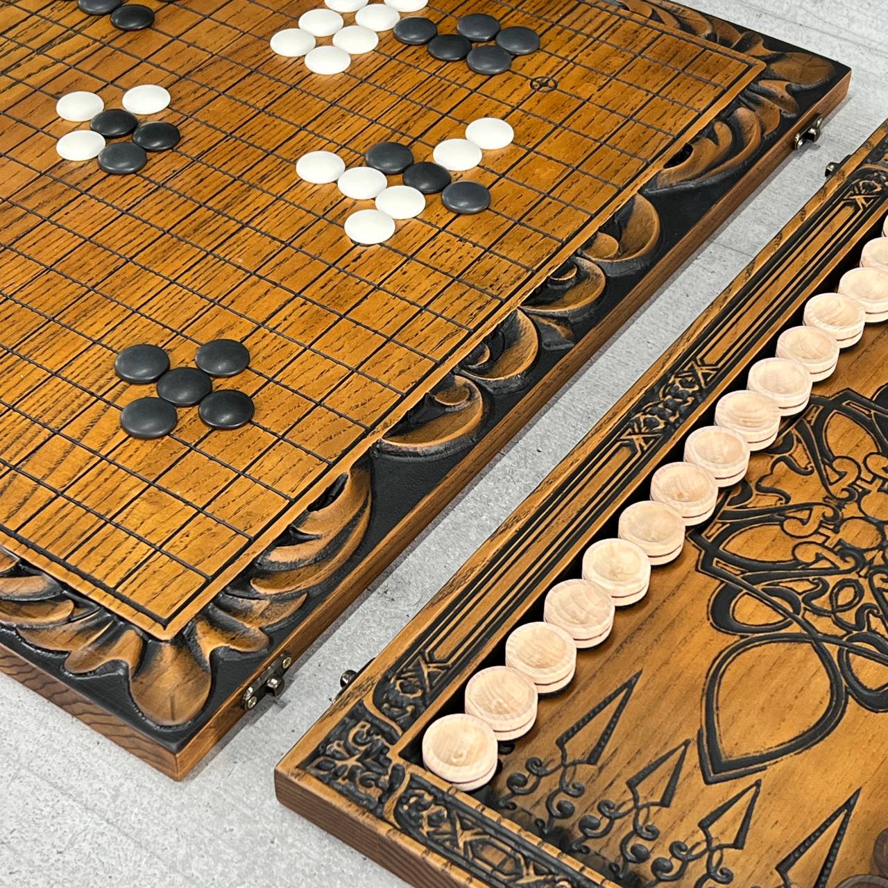 Executive Game Geschenkset – Backgammon &amp; Domino mit Geld-inspiriertem Design. Geschenkfertig mit kostenlosem Versand