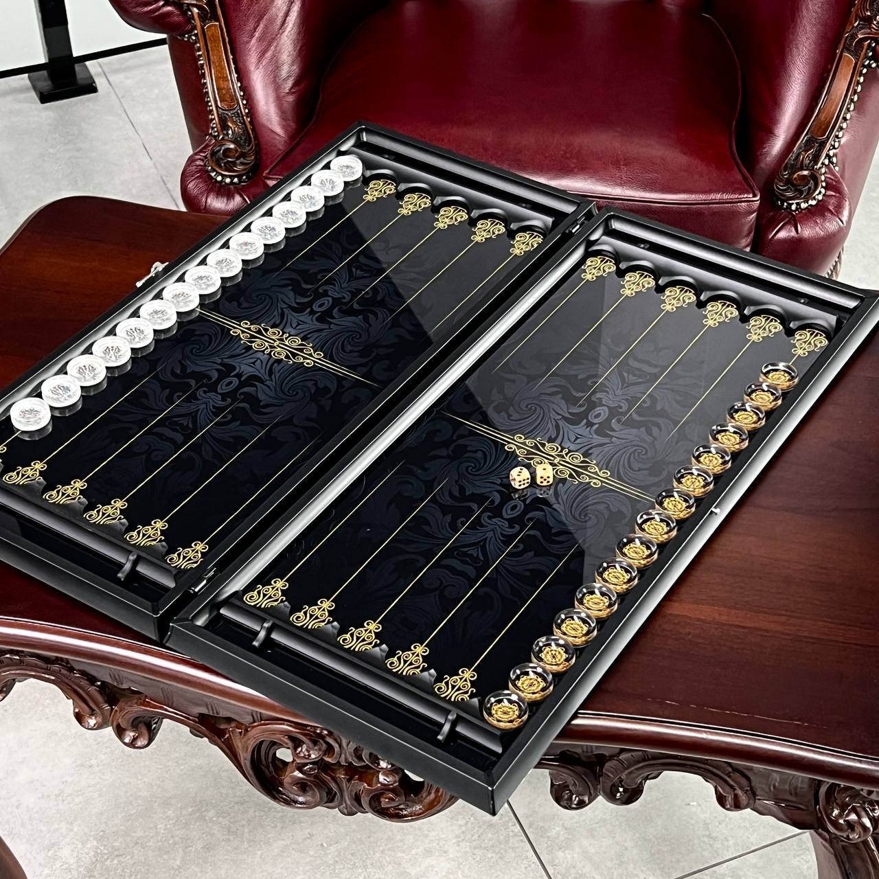 Superbe backgammon en verre « Lion » – 61 × 27 cm, réf. 250058. Personnalisé. Prêt à offrir | Livraison gratuite dans le monde entier.