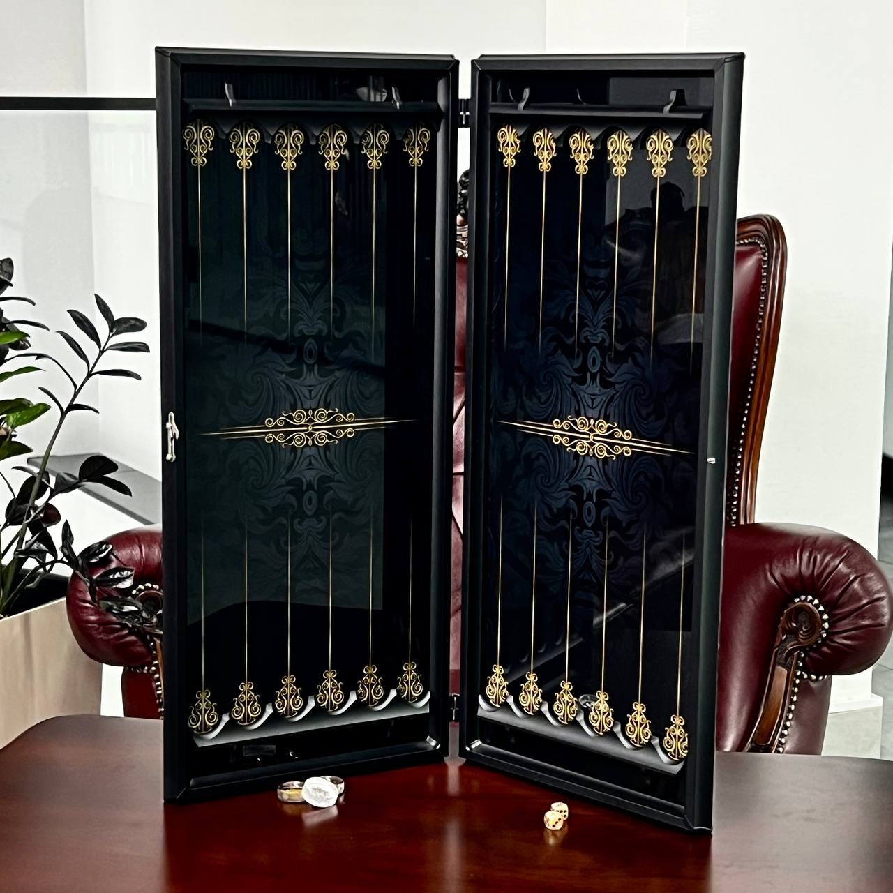 Superbe backgammon en verre « Lion » – 61 × 27 cm, réf. 250058. Personnalisé. Prêt à offrir | Livraison gratuite dans le monde entier.