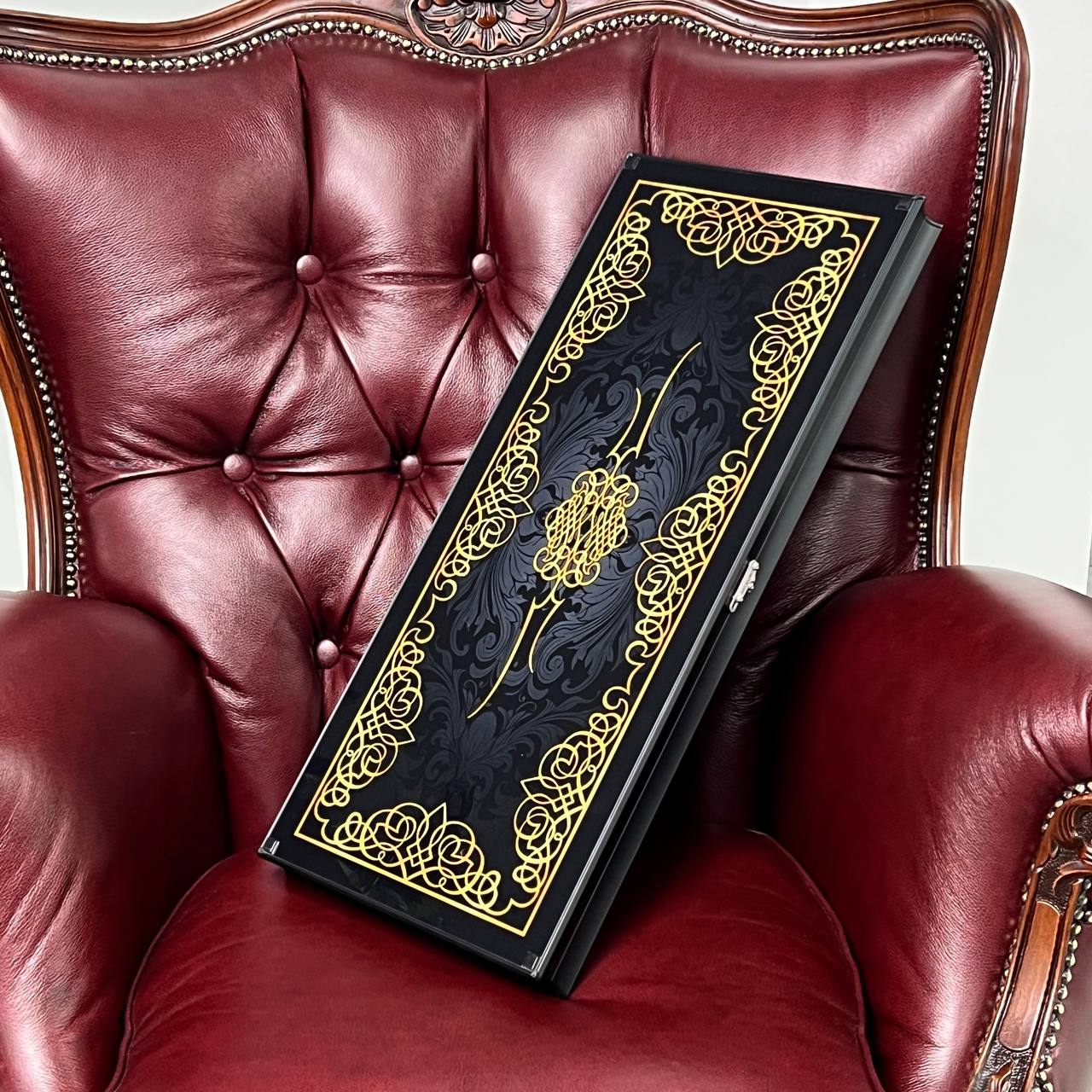 Superbe backgammon en verre « Lion » – 61 × 27 cm, réf. 250058. Personnalisé. Prêt à offrir | Livraison gratuite dans le monde entier.