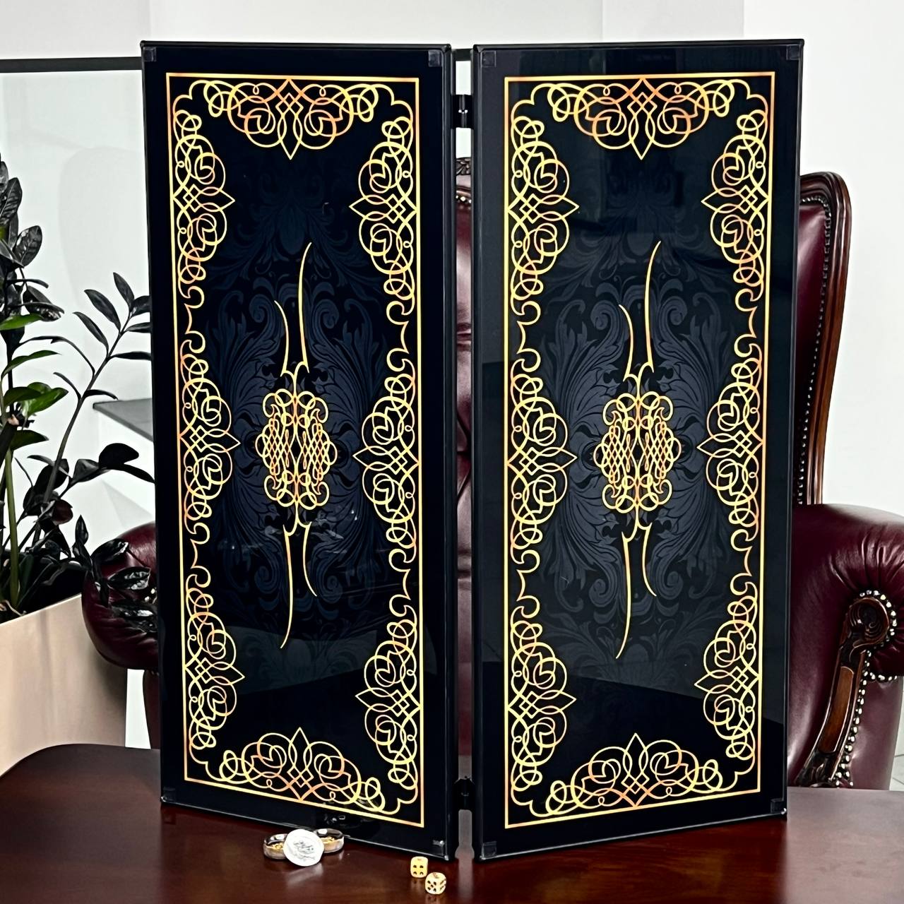 Superbe backgammon en verre « Lion » – 61 × 27 cm, réf. 250058. Personnalisé. Prêt à offrir | Livraison gratuite dans le monde entier.
