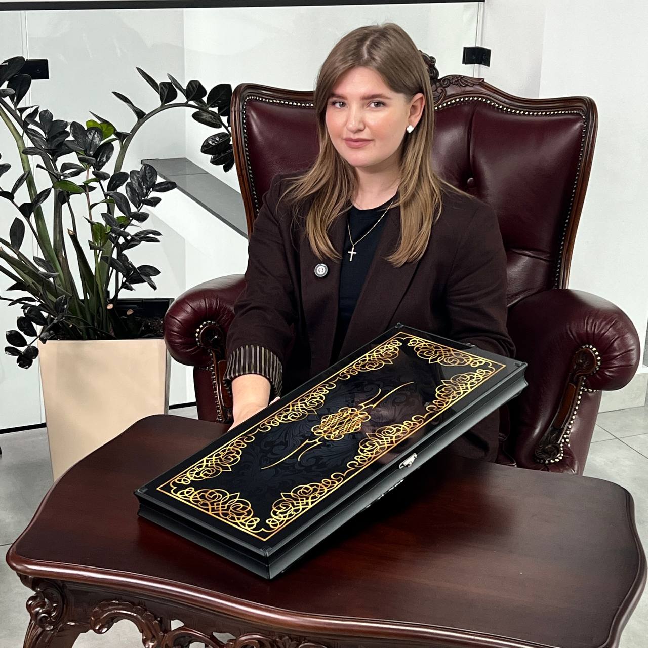 Superbe backgammon en verre « Lion » – 61 × 27 cm, réf. 250058. Personnalisé. Prêt à offrir | Livraison gratuite dans le monde entier.