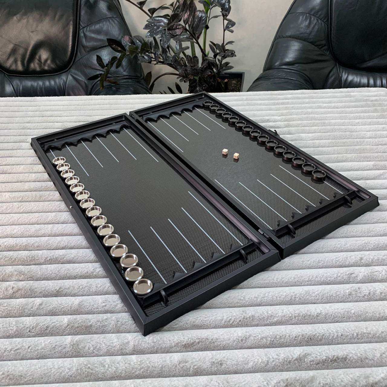 Jeu de backgammon de luxe en carbone avec base en aluminium, 61 x 26,5 cm, prêt à offrir