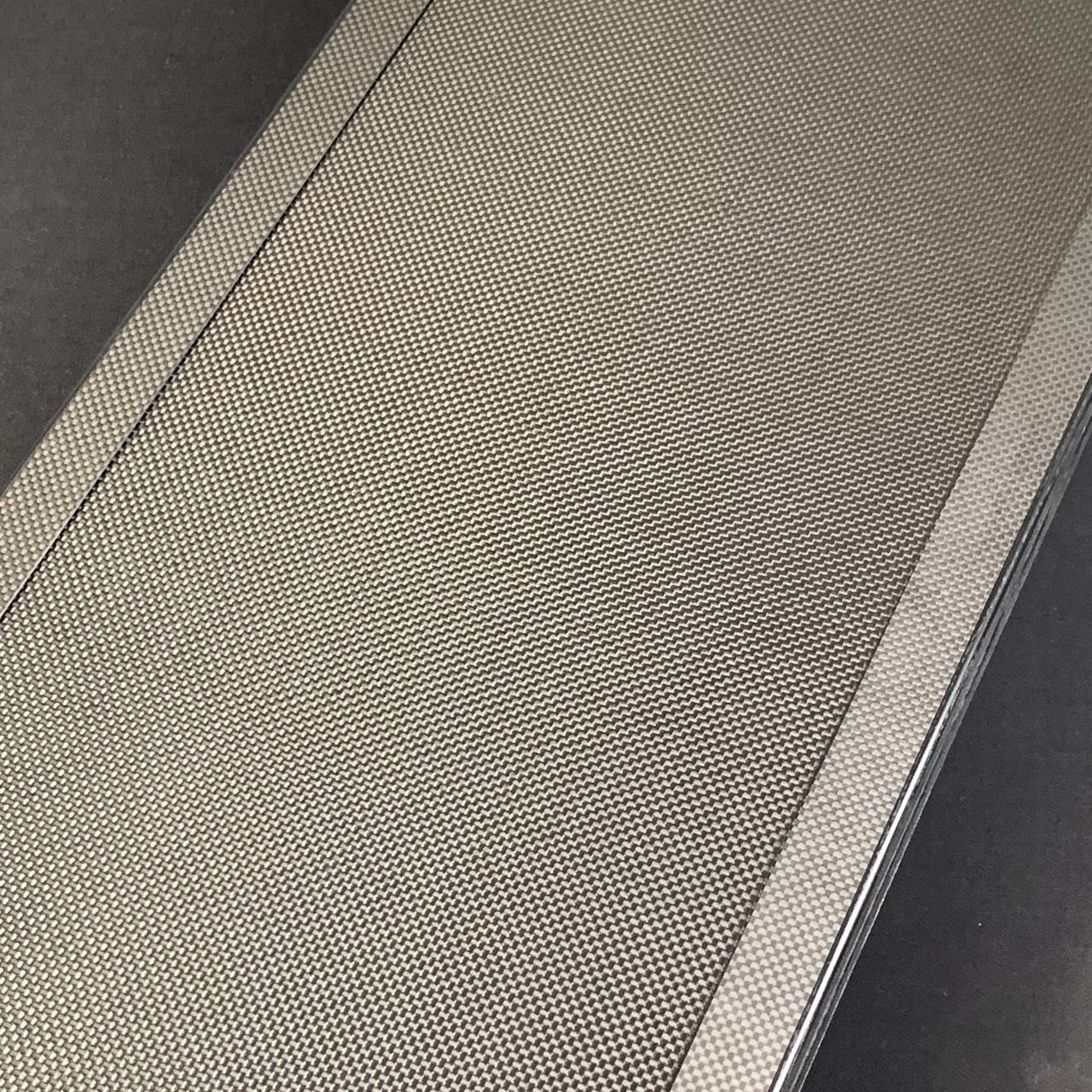 Jeu de backgammon de luxe VIP en carbone avec base en aluminium et carbone, 61 x 26,5 cm, prêt à offrir