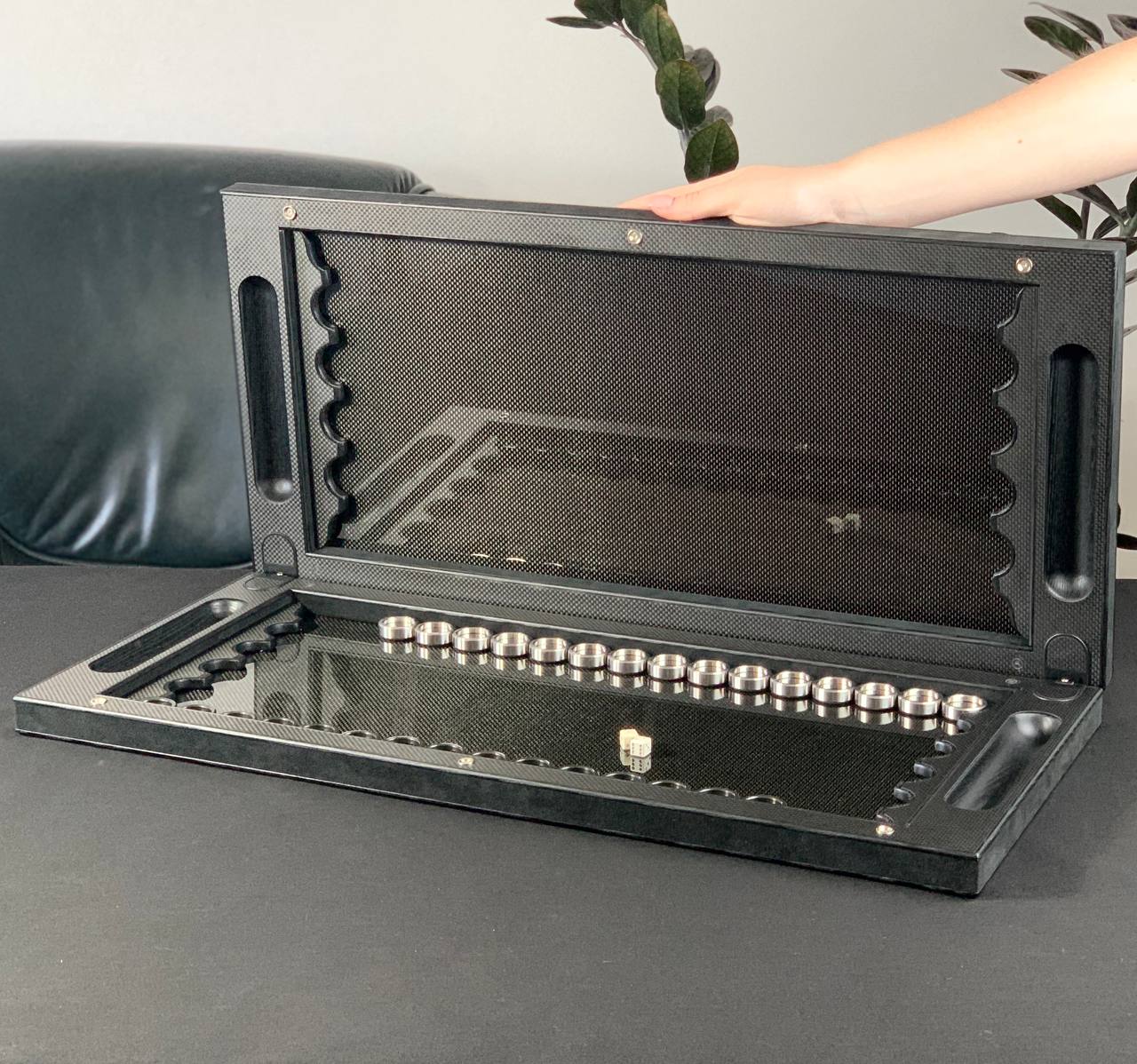 Jeu de backgammon de luxe VIP en carbone avec base en aluminium et carbone, 61 x 26,5 cm, prêt à offrir