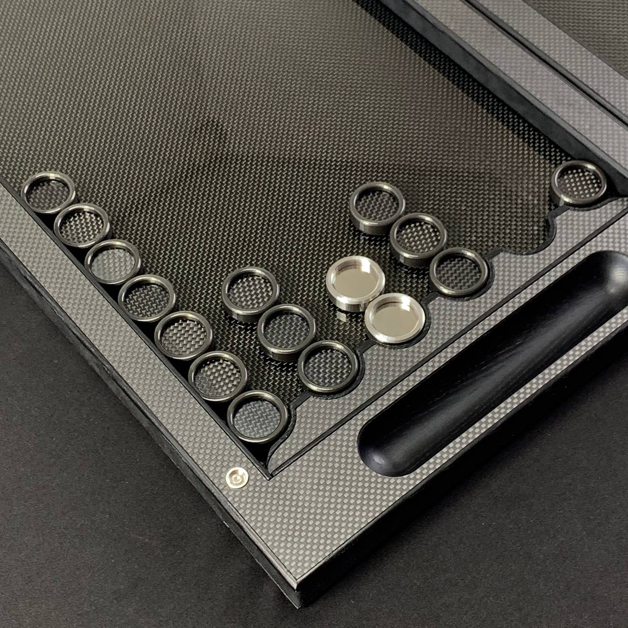 Jeu de backgammon de luxe VIP en carbone avec base en aluminium et carbone, 61 x 26,5 cm, prêt à offrir