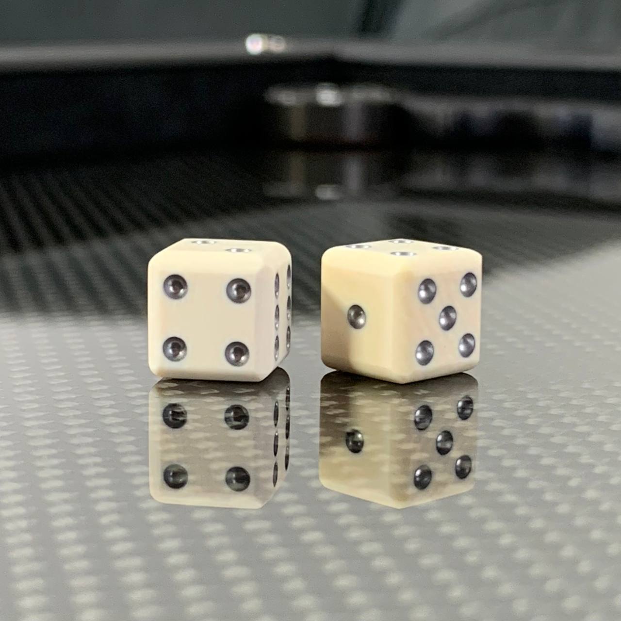 Jeu de backgammon de luxe VIP en carbone avec base en aluminium et carbone, 61 x 26,5 cm, prêt à offrir