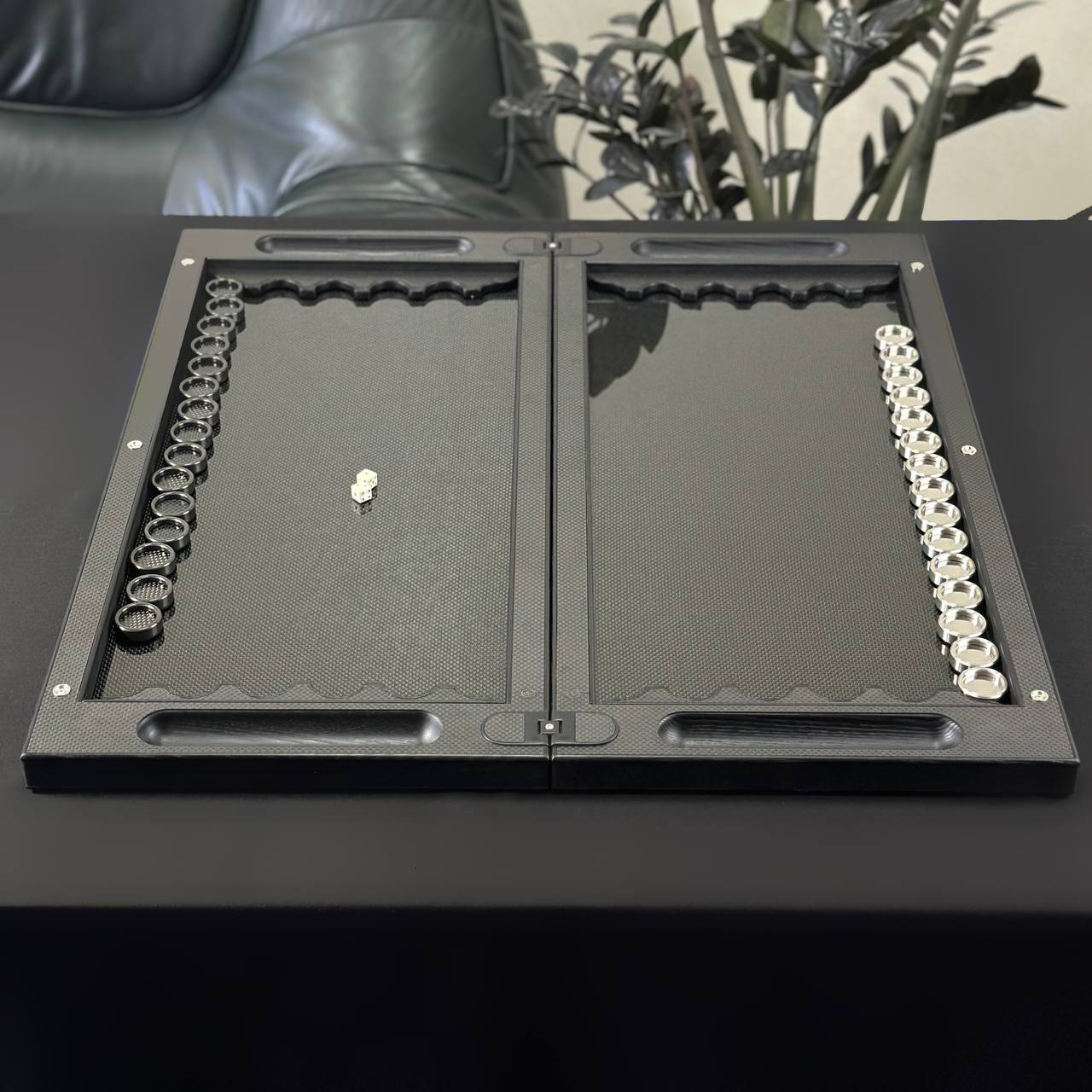 Jeu de backgammon de luxe VIP en carbone avec base en aluminium et carbone, 61 x 26,5 cm, prêt à offrir