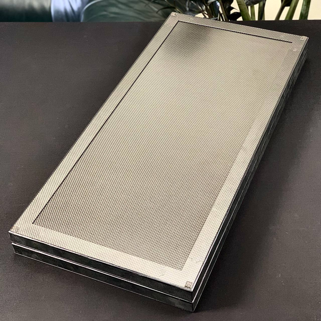 Jeu de backgammon de luxe VIP en carbone avec base en aluminium et carbone, 61 x 26,5 cm, prêt à offrir