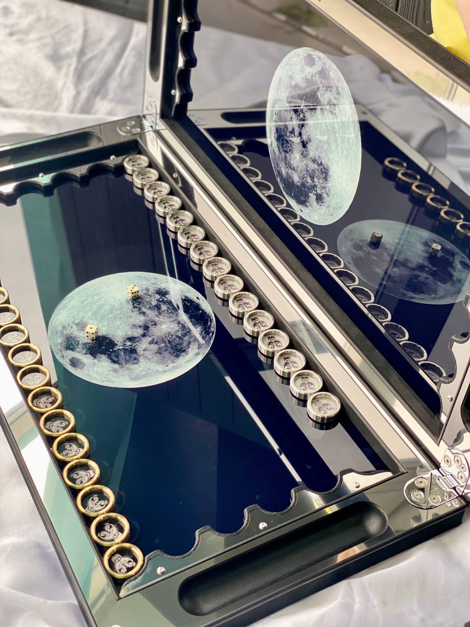 Backgammon de luxe en métal avec verre trempé - Design exclusif, fait à la main, personnalisable