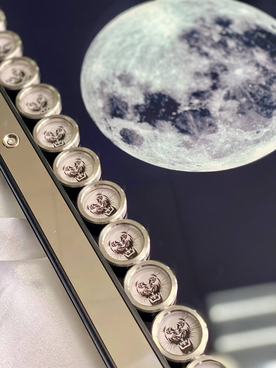 Backgammon de luxe en métal avec verre trempé - Design exclusif, fait à la main, personnalisable