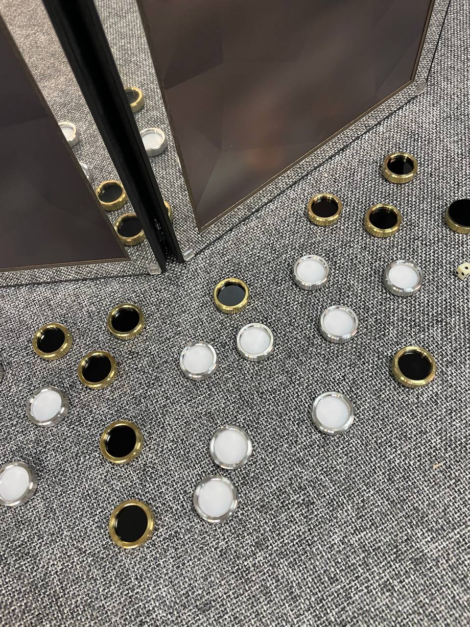 Backgammon de luxe en métal avec verre trempé - Design exclusif, fait à la main, personnalisable