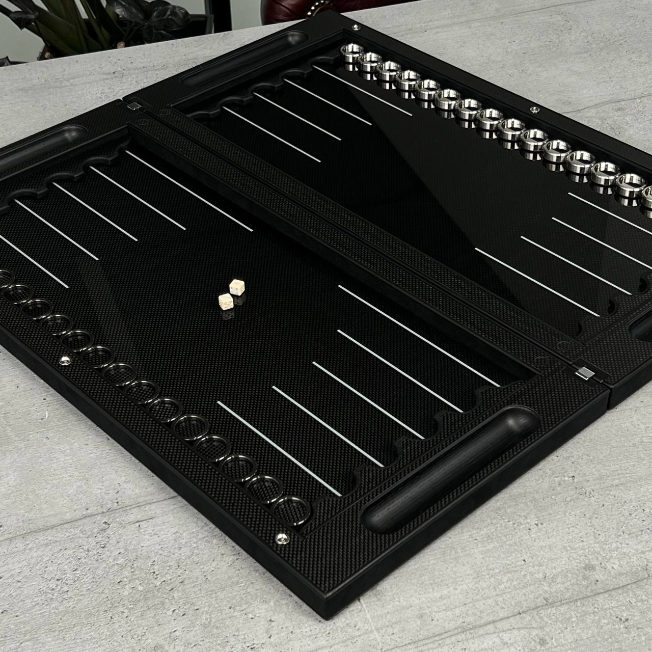 Jeu de backgammon de luxe VIP en carbone avec base en aluminium et carbone, 61 x 26,5 cm, prêt à offrir