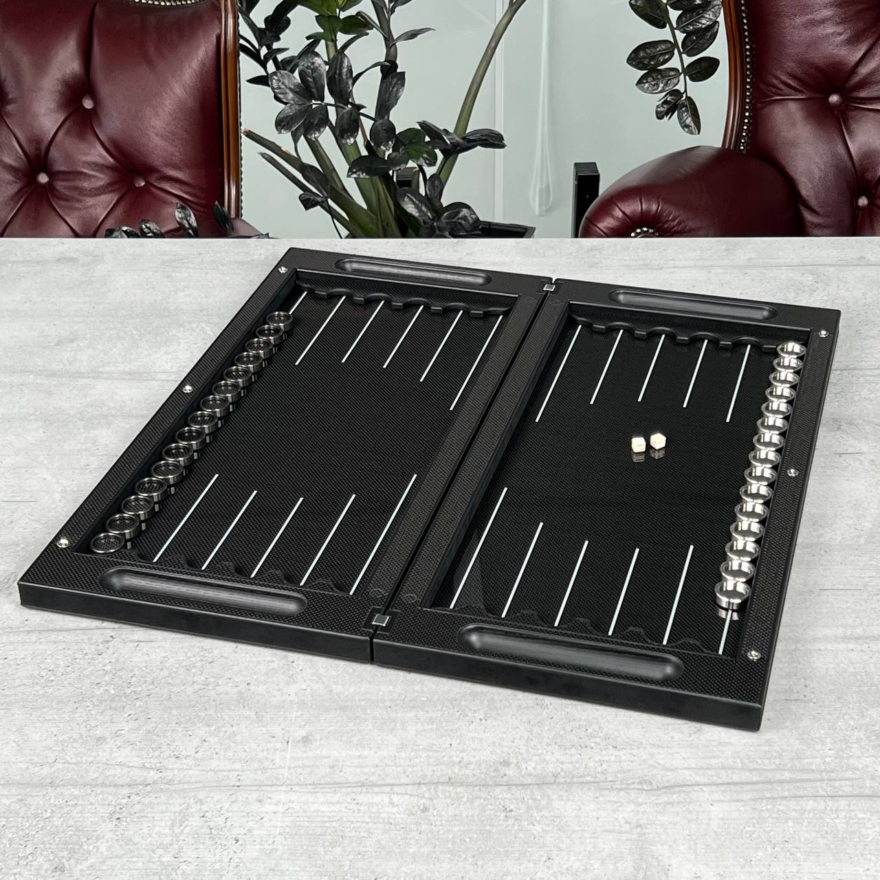 Jeu de backgammon de luxe VIP en carbone avec base en aluminium et carbone, 61 x 26,5 cm, prêt à offrir
