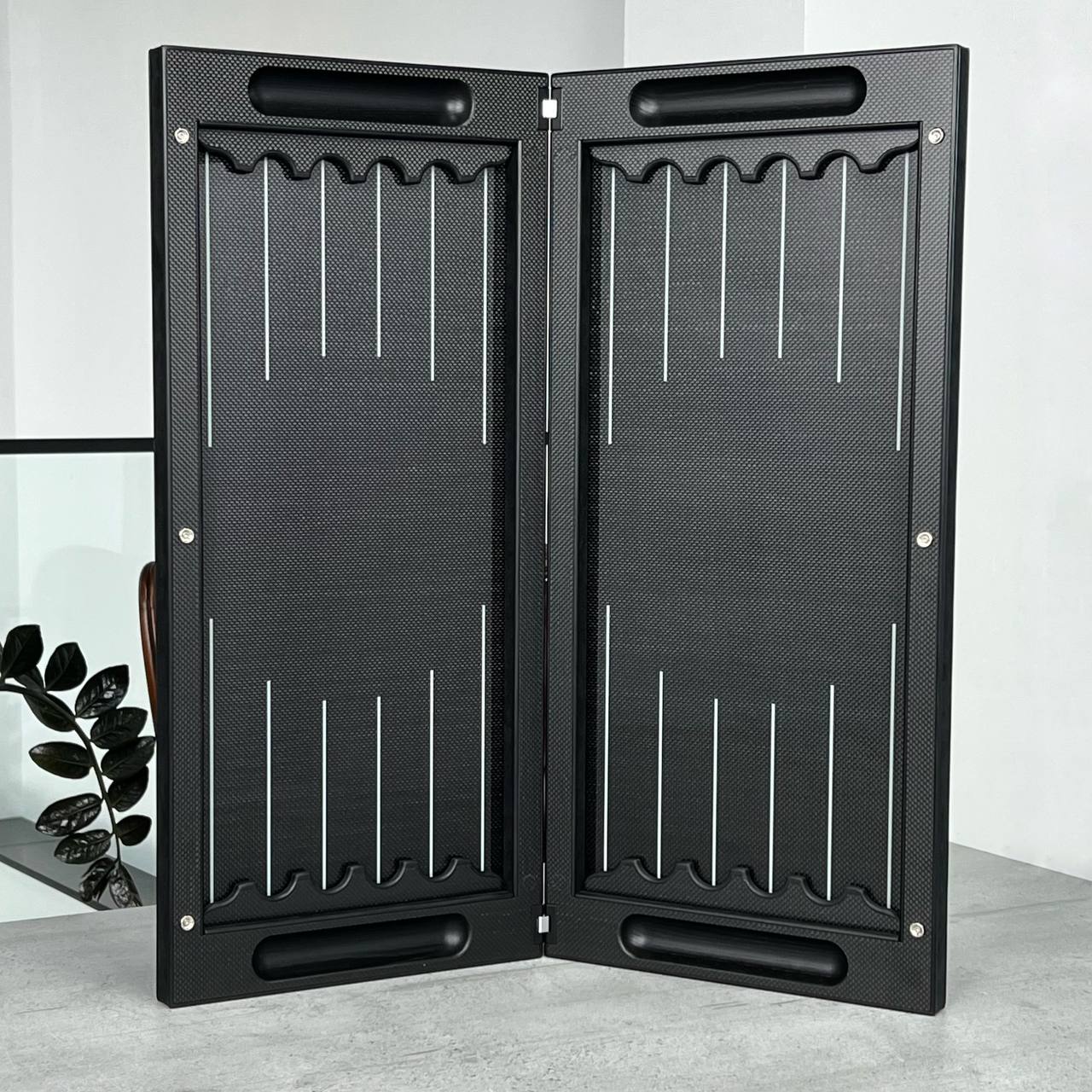 Jeu de backgammon de luxe VIP en carbone avec base en aluminium et carbone, 61 x 26,5 cm, prêt à offrir