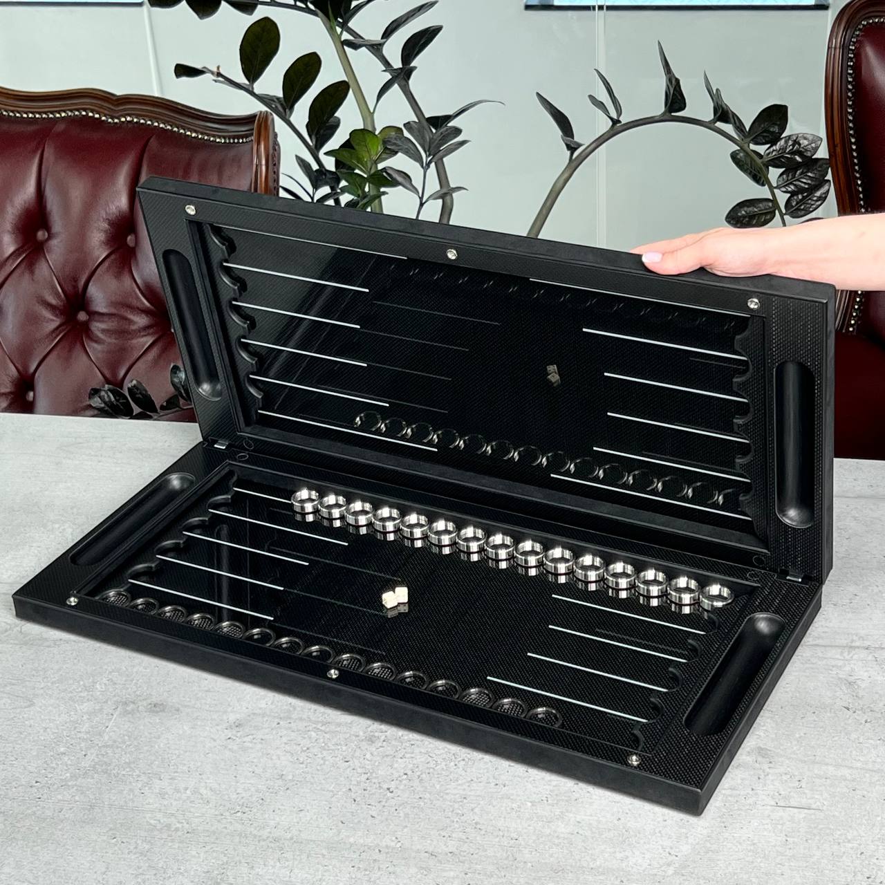 Jeu de backgammon de luxe VIP en carbone avec base en aluminium et carbone, 61 x 26,5 cm, prêt à offrir