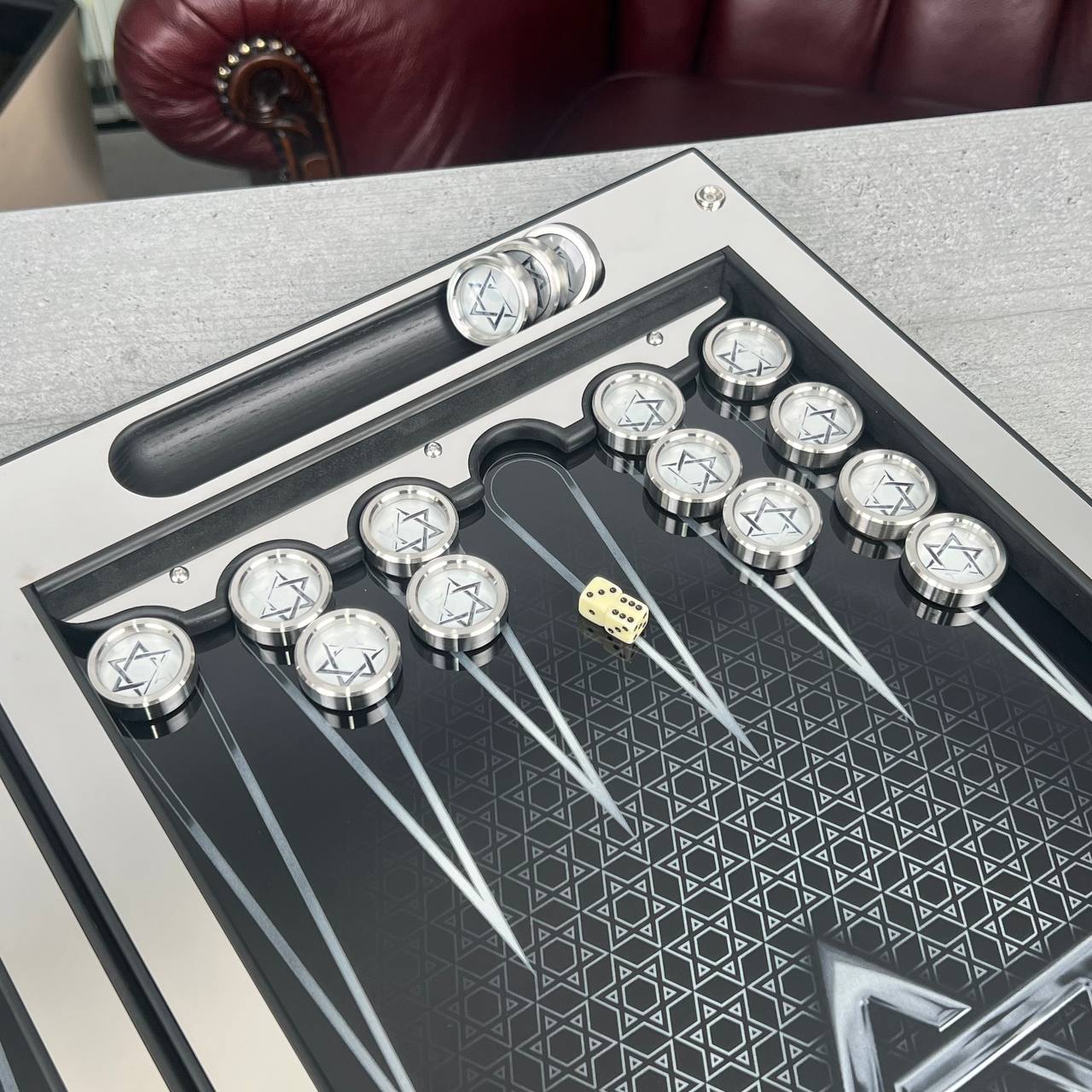 Backgammon de luxe en métal avec verre trempé - Design exclusif, fait à la main, personnalisable