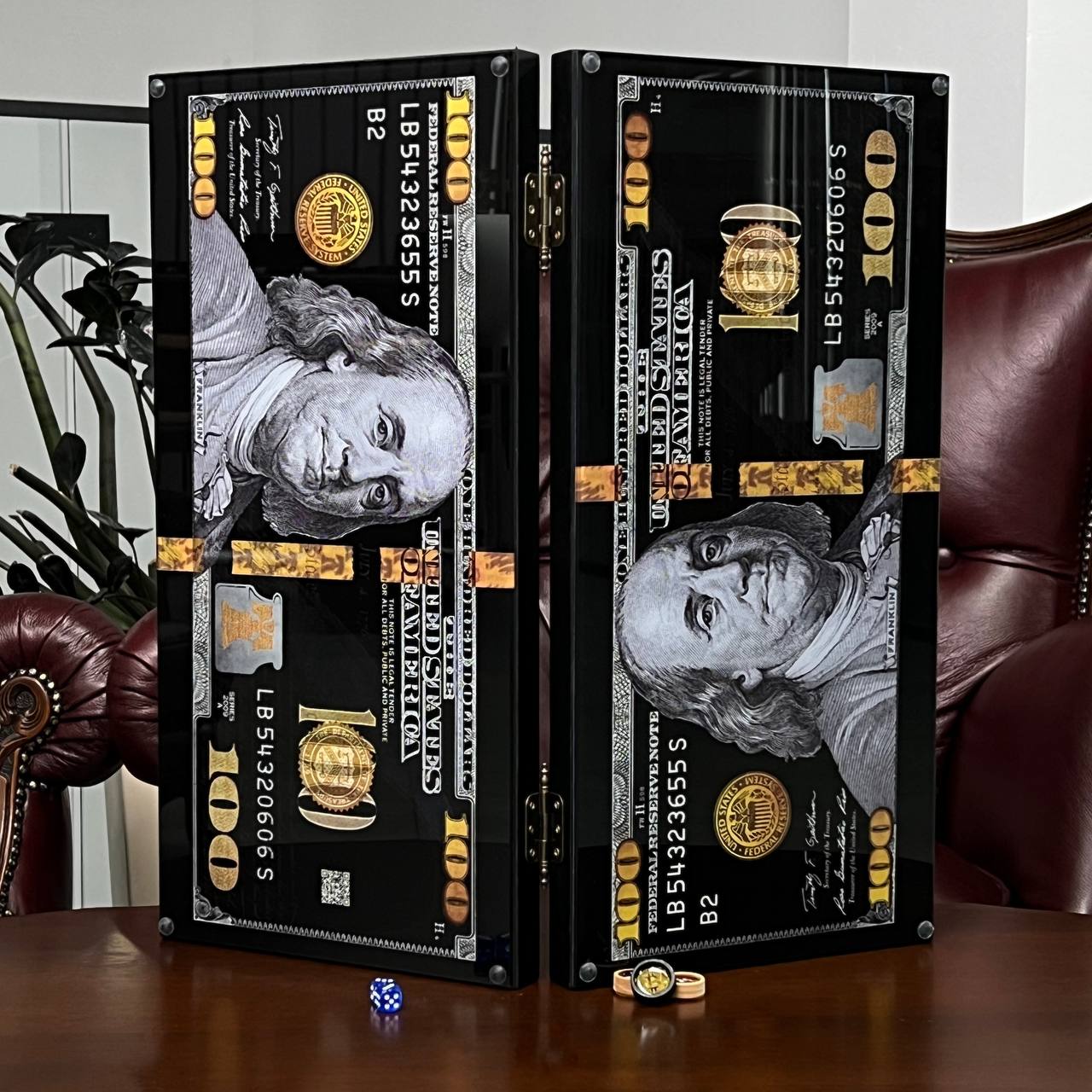 Jeu de backgammon exclusif en verre et bois. Prêt à offrir et personnalisable.