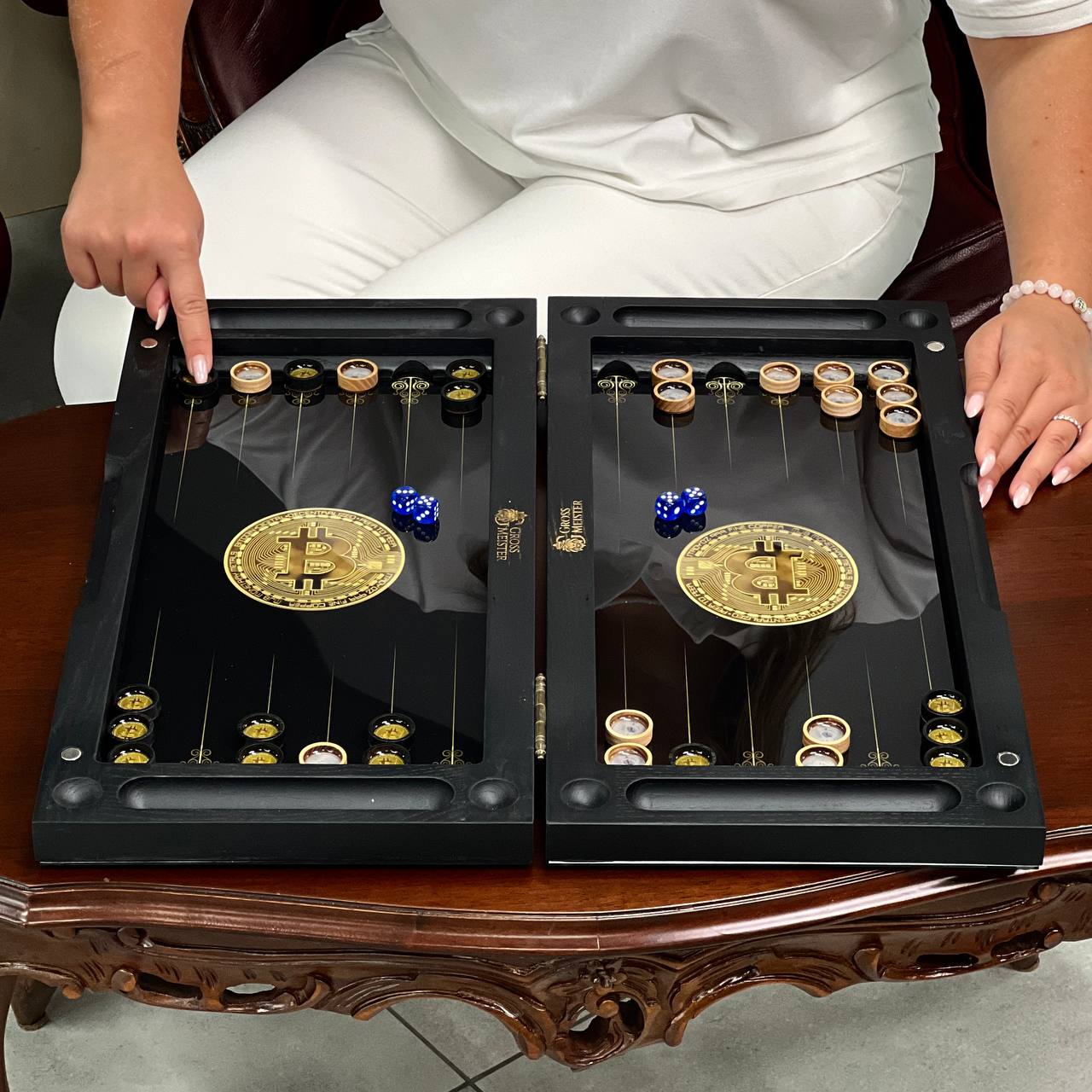 Jeu de backgammon exclusif en verre et bois. Prêt à offrir et personnalisable.