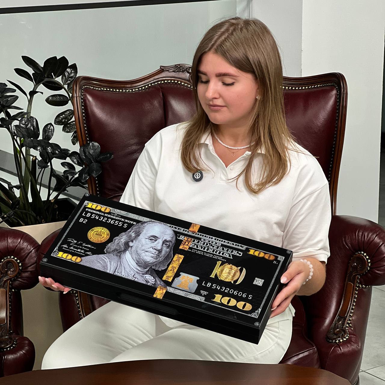 Jeu de backgammon exclusif en verre et bois. Prêt à offrir et personnalisable.