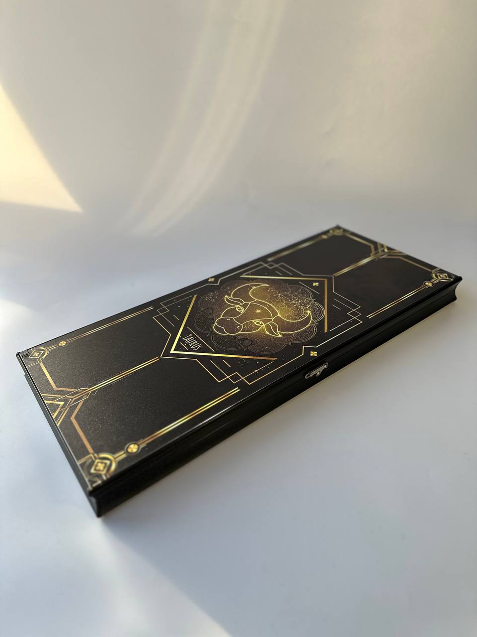 Stilvolles und modernes Backgammon-Brettspielset aus Glas, sofort geschenkfertig. Individuelle Anpassung möglich.