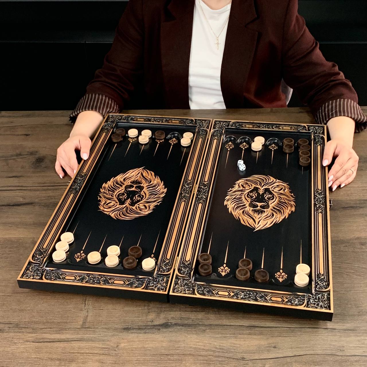 Handgefertigtes Holz-Backgammon „Löwe“ mit Epoxidharz-Chips – Klein, elegant, individuell anpassbar. Geschenkfertig