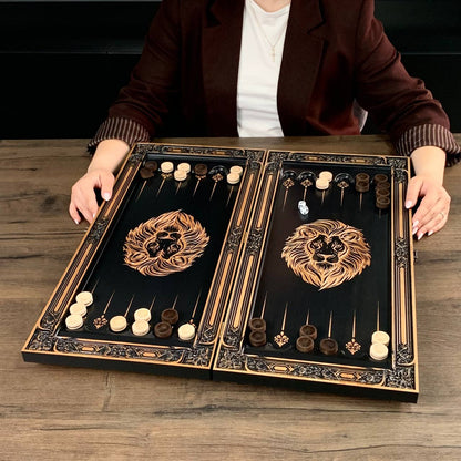 Handgefertigtes Holz-Backgammon „Löwe“ mit Epoxidharz-Chips – Klein, elegant, individuell anpassbar. Geschenkfertig