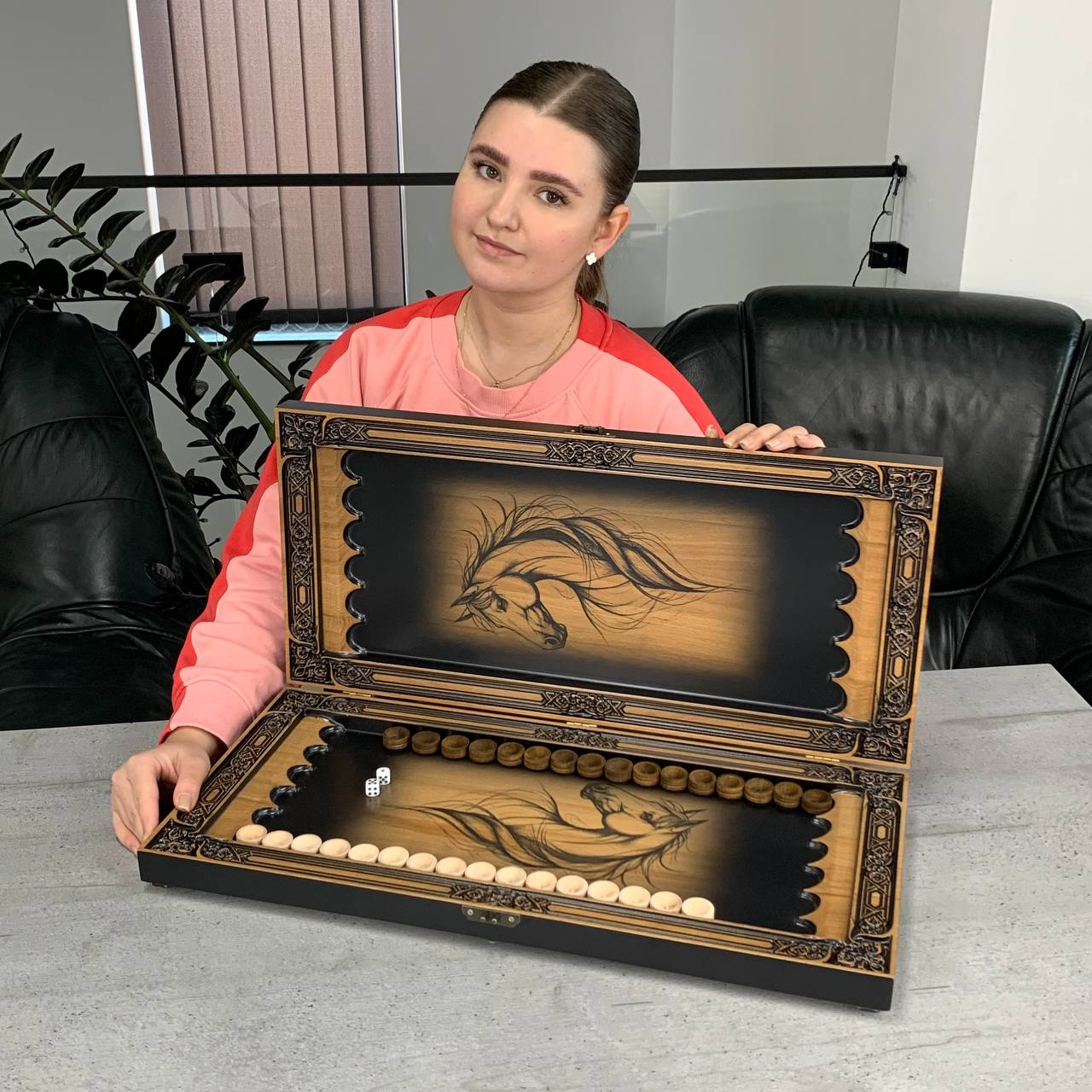 Handgefertigtes Holz-Backgammon „Löwe“ mit Epoxidharz-Chips – Klein, elegant, individuell anpassbar. Geschenkfertig