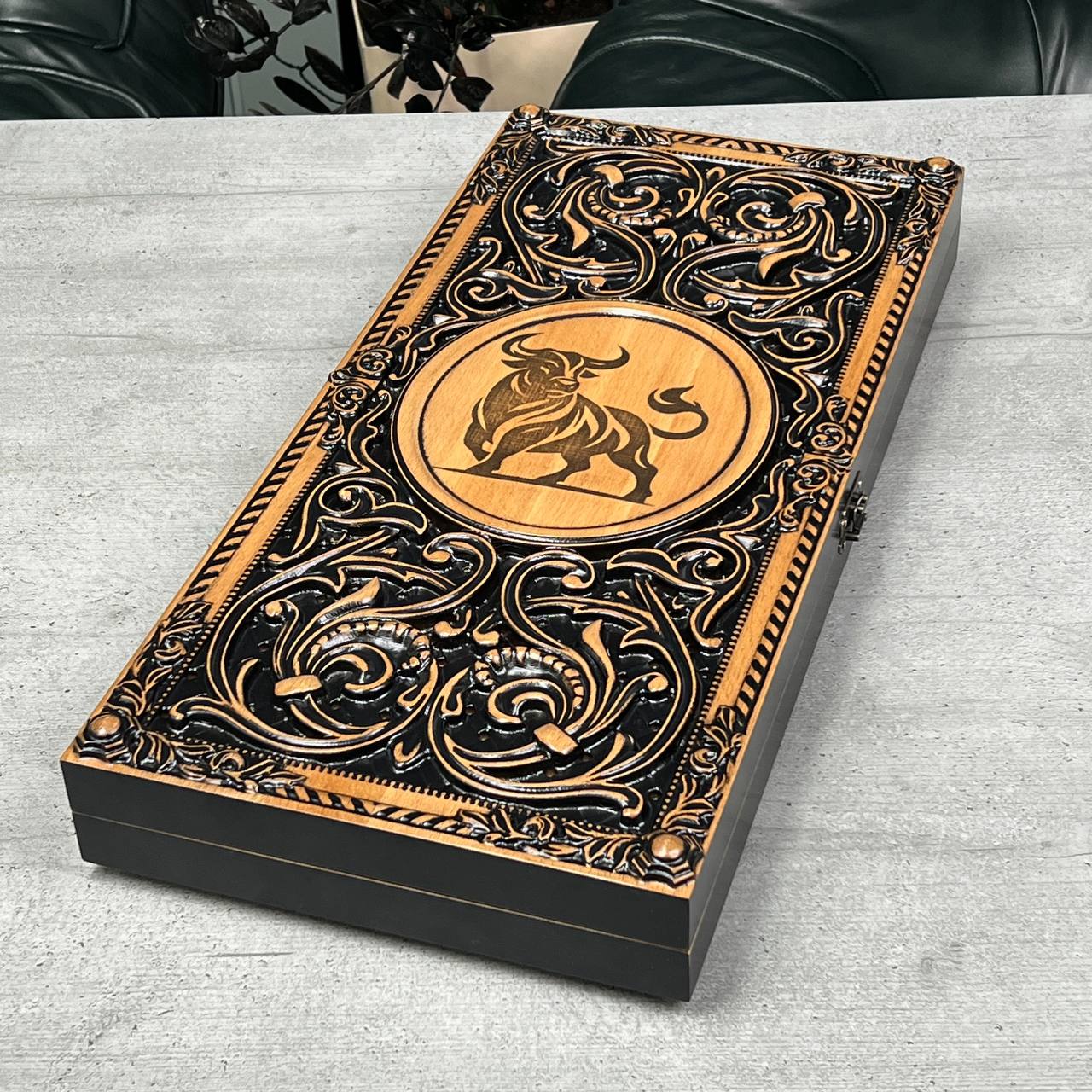 Handgefertigtes Holz-Backgammon „Löwe“ mit Epoxidharz-Chips – Klein, elegant, individuell anpassbar. Geschenkfertig