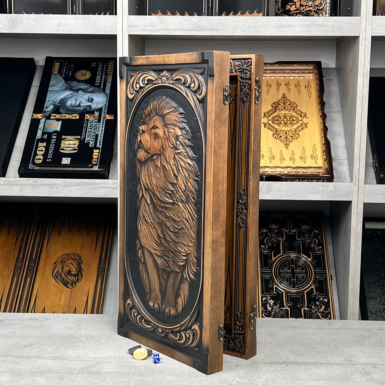 Backgammon aus Holz, geschnitztes Backgammon personalisiert mit Löwe, Backgammon-Set, Geschenk für ihn, personalisiertes Backgammon-Set