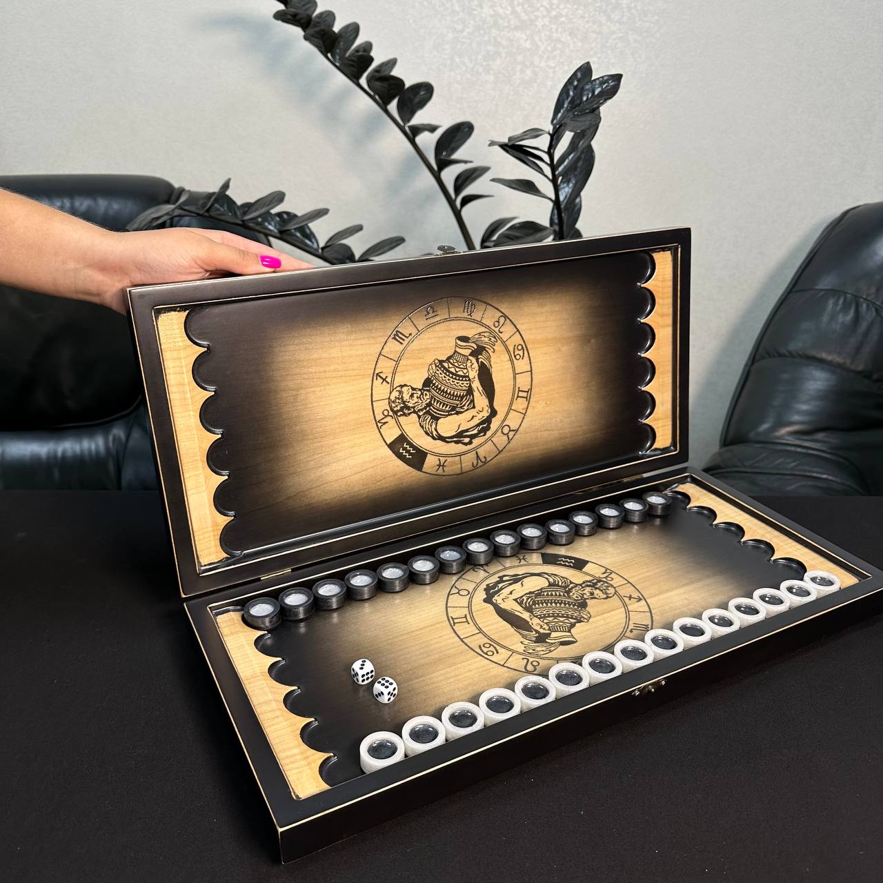 Holz-Backgammon „Wassermann“, 50×23×9cm, individuell gestaltet und geschenkfertig